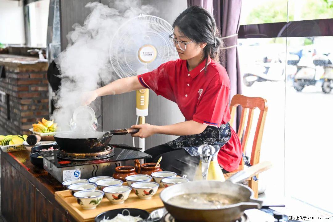 全网追的“扁担女孩”，找了一份暑假工，时薪12元 - 图木舒克生活资讯 - 图木舒克28生活网 tmsk.28life.net